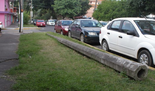 Y los postes que están tirados ¿qué se ses hace? Poque para cargarlo y quitarlo, no creo. Esto es basura de CFE. 