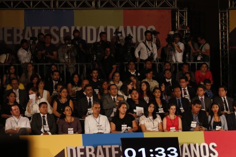 Pide Pepe que los próximos seis años se le dé la oportunidad a una propuesta seria, como la suya

    El candidato de la coalición “Por un Veracruz Mejor” a la gubernatura fue el ganador indiscutible del debate organizado por la Coparmex en Boca del Río

 
Boca del Río, Ver. 6 de junio de 2018.- “Pido el apoyo para llegar al Gobierno de Veracruz porque los habitantes del estado merecen otra realidad. La apuesta es para que los próximos seis años se dé la oportunidad a una propuesta seria”, aseveró el candidato de la coalición “Por un Veracruz Mejor” a la gubernatura, Pepe Yunes Zorrilla, ganador absoluto del debate entre aspirantes convocado por la Coparmex.
 
Demostrando experiencia y conocimiento puntual de todos los temas que le fueron planteados, Pepe Yunes manifestó que para él no es un accidente estar en el ámbito público. “Es un tema vocacional. Me formé para ser un buen funcionario público. Mi carrera política se explica en las urnas, de frente a la gente”, expuso.
 
Destacó que el tejido social se recompone a través de la inclusión. “El reto de la próxima administración es que las condiciones de desigualdad por zonas, regiones, sexos o estratos vayan disminuyendo para que haya piso parejo. El catalizador social es la educación. Requerimos de una política puntual, exhaustiva, que haga de la educación el vehículo de inclusión social. Para eso generaremos condiciones de mejora en la infraestructura, alcanzar niveles de calidad en la docencia. Requerimos que se asocie al deporte, la cultura y el civismo el respeto a la Ley, la solidaridad y la convivencia”, subrayó.
 
Explicó que la recomposición del tejido social se debe medir con tres indicadores, que son bajar la deserción, asociar a los niños y jóvenes a otros esquemas culturales, así como a espacios deportivos y el crecimiento a través de la cultura, y bajar los índices de inseguridad.
 
En ese sentido, señaló que la impunidad en nuestro país es del 99 por ciento, razón por la cual existe una total desconfianza en las autoridades. Por ello, propuso fortalecer el marco de Derecho, disminuir los índices de impunidad y fortalecer a la Fiscalía General del Estado.
 
Se pronunció en contra del asistencialismo, pues éste sólo genera clientelas electorales. “Regalar despensas tiene más propensión a un esquema político que a la solución a un problema social. No asistencialismo. Sí fortalecer capacidades en las personas”, sentenció.
 
“Hay que abrir los ojos. Estamos peor que hace dos años. Veracruz es un estado con enorme potencial para ser competitivo, pero para eso debemos de tener propuestas viables en todos los ámbitos. Para combatir la pobreza debemos hacer tres cosas básicas que no se hacen actualmente: darle valor agregado a nuestras materias primas, capacitar nuestro capital humano y desarrollar un ambicioso programa de infraestructura para mejorar nuestra competitividad. La única forma de evitar la migración es que en las regiones existan trabajos bien remunerados. No son programas sociales, ni regalando despensas.”, afirmó.
 
Pepe Yunes enfatizó que desde hace más de dos décadas ha participado en campañas electorales, siempre con responsabilidad y seriedad. “Ésta concentra la experiencia de más de 20 años de servicio en favor de Veracruz. Fui un senador que supo hacer causa con los municipios y generar infraestructura”.
 
“Por eso pido el apoyo para llegar al Gobierno de Veracruz. La apuesta es para que los próximos seis años se le dé la oportunidad a una propuesta seria. Porque los habitantes del estado merecen otra realidad”, concluyó Pepe Yunes.
