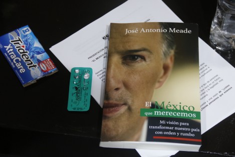 El senador y dirigente de la CNOP, Arturo Zamora, acudió a la presentación del libro del candidato a la presdencia, José Antonio Meade Kuribeña, titulado <em>El México que Merecemos. Mi visión Para Transformar a Nuestro País con Orden y Rumbo</em>, efectuada en Boca del Río.