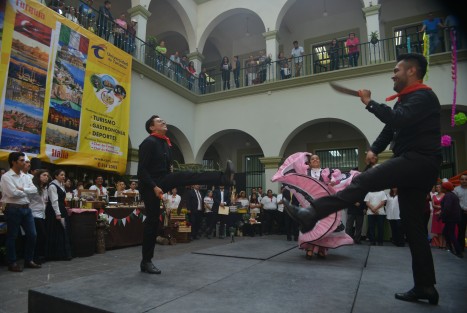 Autoridades de turismo municipal en compañía de directivos de una escuela de turismo, realizaron una demostración de lo que se puede aprender dentro de esta institución.