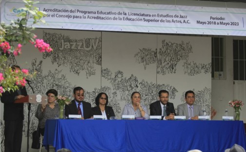 David Rodríguez,  Secretario del Consejo para la Acreditacion de Educación de Artes, entregó la acreditación del programa educativo de la Licenciatura en Estudios de Jazz, a la rectora de la Universidad Veracruzana, Sara Ladrón de Guevara.