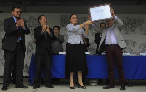 David Rodríguez,  Secretario del Consejo para la Acreditacion de Educación de Artes, entregó la acreditación del programa educativo de la Licenciatura en Estudios de Jazz, a la rectora de la Universidad Veracruzana, Sara Ladrón de Guevara.