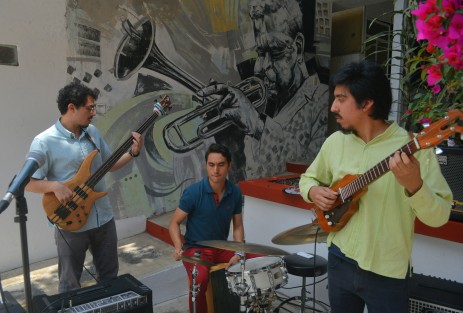 David Rodríguez,  Secretario del Consejo para la Acreditacion de Educación de Artes, entregó la acreditación del programa educativo de la Licenciatura en Estudios de Jazz, a la rectora de la Universidad Veracruzana, Sara Ladrón de Guevara.