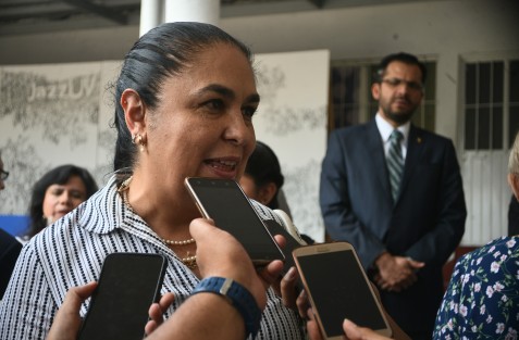 La rectora de la UV, Sara Ladrón de Guevara, dijo en entrevista que hasta el momento ningún candidato a la gubernatura se reunido con ella, y que de hacerlo, será hasta pasadas las elecciones, cuando expondrá las necesidades de la Universidad Veracruzana. 