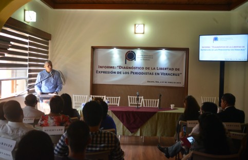 En el salón Salmones de esta ciudad capital, los encargados de la Comisión Estatal de Protección a Periodistas (CEAPP), en compañía de invitados especiales, presentaron el diagnóstico de la libertad de expresión de los periodistas en Veracruz. Durante el evento hubo varias ponencias, destacando la del periodista Martín Moreno, quien habló sobre los riesgos que corren los comunicadores en Veracruz incluso comenzó mencionando a los periodistas muertos en los últimos años en el Estado.Rigoberto Suárez