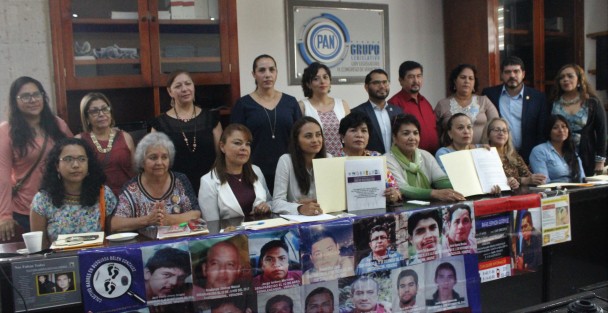 En la sala de juntas Gómez Morín del Cogreso del Estado se llevó a cabo una reunión entre diputados del PAN y MORENA, presidenta de la CEDHV y colectivos de familiares de desaparecidos, en donde también se firmaron acuerdos para próximas reuniones.