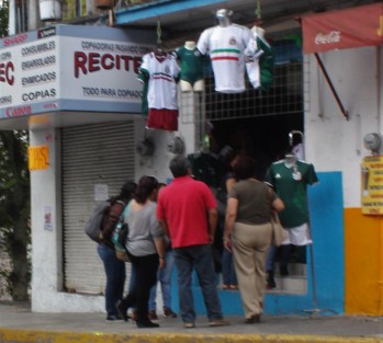 El auge del Mundial de Futbol deja ganancias hasta en los negocios pequeños. Imagínense a lo que es la mafia de la FIFA. 