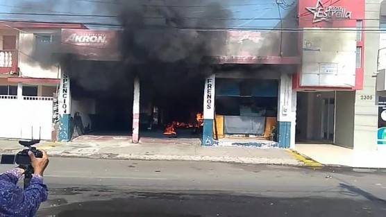 La mañana de este jueves la clínica automotriz Indy Motores se incendió por completo, dejando solo daños materiales. 