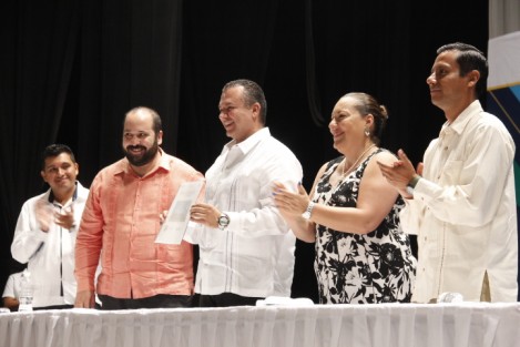 El comisionado del INAI, Carlos Alberto Bonnin, presidió la <em>Conmemoración del Día Internacional de los Archivos #NoHayTiempoquePerder</em>. Durante el evento se hizo entrega de un reconocimiento al alcalde Humberto Alonso Morrelli.