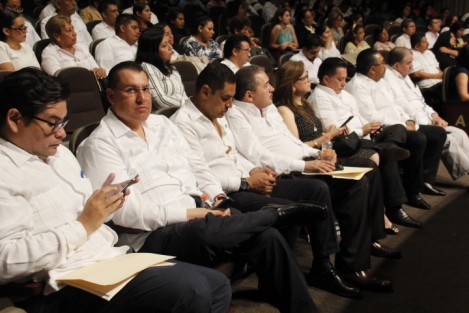 El comisionado del INAI, Carlos Alberto Bonnin, presidió la <em>Conmemoración del Día Internacional de los Archivos #NoHayTiempoquePerder</em>. Durante el evento se hizo entrega de un reconocimiento al alcalde Humberto Alonso Morrelli.