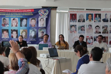 Candidatos a la gubernatura de Veracruz se reunieron en Xalapa con integrantes de los colectivos de desaparecidos, de quienes escucharon reclamos, necesidades y peticiones, así como presentaron propuestas en caso de verse favorecidos con el voto de la mayoría en las elecciones. 