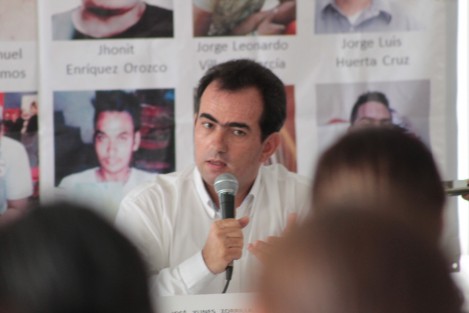 Durante un conversatorio con familiares y colectivos de búsqueda de desaparecidos al que acudieron los cuatro candidatos a la gubernatura, Pepe Yunes puntualizó que este es un tema que exige una definición personal, más allá de colores, calendarios y coyunturas. Estos hechos desgarran a la sociedad. Es un tema que nos lastima y nos involucra a todos, subrayó.