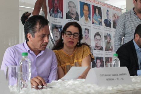 El candidato Cuitláhuac García, inició su intervención en el conversatorio reiterando su disculpa con los colectivos por el mal entendido que se diera anteriormente, cuando hizo referencia a las desapariciones de jóvenes, señalando que se dan en jóvenes que ante la falta de oportunidades se llegan a vincular con grupos delincuenciales, por lo que ofreció nuevamente una disculpa pública.

