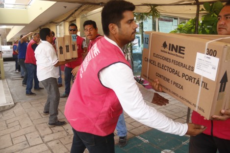 Llegó la paquetería electoral a Veracruz. Un convoy resguardado por elementos de MARINA arribó a los distritos IV y XII este viernes.