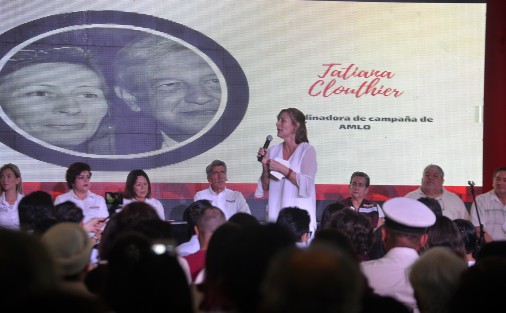 La cordinadora de campaña del candidato a la presidencia, Andrés Manuel López Obrador, Tatiana Clouthier, impartió en Xalapa su conferencia: Es hora de dar la cara. 