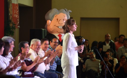 La cordinadora de campaña del candidato a la presidencia, Andrés Manuel López Obrador, Tatiana Clouthier, impartió en Xalapa su conferencia: Es hora de dar la cara. 