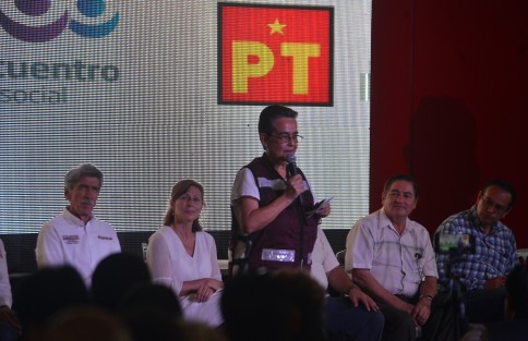 Previo a la conferencia de Tatiana, la maestra Gloria Sánchez presentó un resumen de la lucha de la izquierda mexicana, con énfasis en el proceso electoral de 1988. 