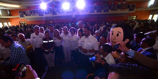 En el salón Ghal de la ciudad de Xalapa, Tatiana Clouthier, coordinadora de campaña de AMLO, en compañía de los candidatos a las diputaciones locales y Senado, impartió la conferencia <em>Es hora de dar la cara</em>.
