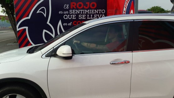 Jugadores del equipo Tiburones Rojos de Veracruz, abandonaron el entrenamiento matutino como protesta por el adeudo de varios meses que sostiene la directiva con ellos.