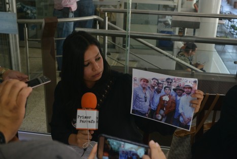  Integrantes del moviento Conciencia mostraron fotos donde funcionarios públicos de Papantla permitieron que menores de edad pudieran ingrsar a un evento taurino, siendo que está prohibido.