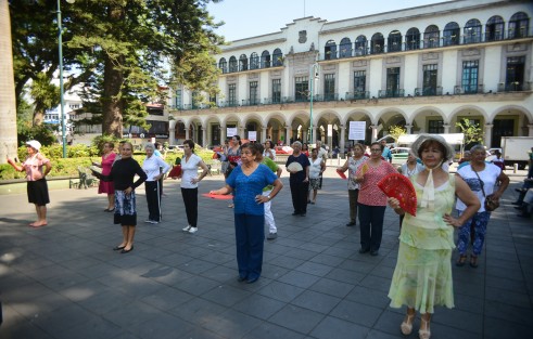 Como cada lunes temprano, un grupo de adultos mayores practicó danzón en el parque Juárez de Xalapa, Ver..