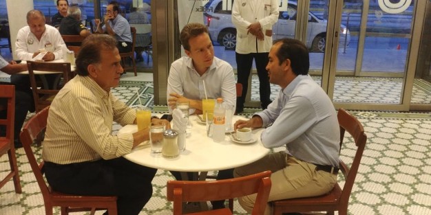 El gobernador de Chiapas por el Partido Verde Ecologista de México, Manuel Velasco Coello, sostuvo una reunión informal con el gobernador de Veracruz, Miguel Ángel Yunes Linares, y su hijo el alcalde Fernando Yunes Marquez.