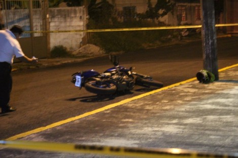 Como Roberto T. J., de 31 años alias El Siri, fue identificado de manera oficial el hombre que fue ejecutado durante la noche del lunes cuando viajaba en una motocicleta acompañado de una mujer, la cual resultó gravemente lesionada. 