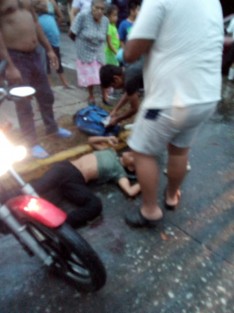 La noche del lunes un motociclista fue arrollado cuando se desplazaba por calles de la colonia Conjunto Habitacional, de Atoyac, Ver., provocando la movilización de cuerpos de seguridad y de rescate.