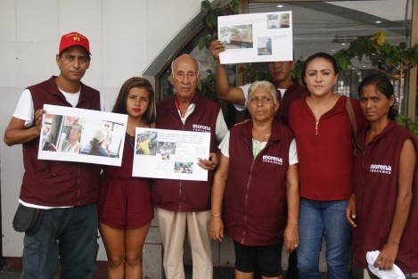 El grupo de promotores del voto de MORENA que fue agredido ayer en el Predio I, presentó fotografías donde se observa una camioneta del ayuntamiento de Veracruz presuntamente usada para hacer labores proselitistas. Por estos hechos presentarán una denuncia en la FEPADE.