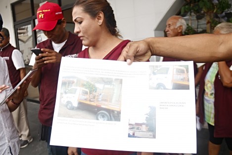 El grupo de promotores del voto de MORENA que fue agredido ayer en el Predio I, presentó fotografías donde se observa una camioneta del ayuntamiento de Veracruz presuntamente usada para hacer labores proselitistas. Por estos hechos presentarán una denuncia en la FEPADE.
