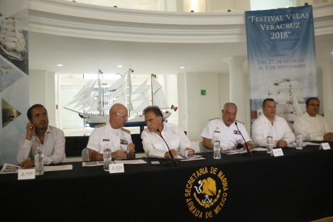 El gobernador Miguel Ángel Yunes Linares, asistió a la presentaciòn del Festival Velas 2018. El evento se realizó en las instalaciones de la Primera Región Naval y asistieron los alcaldes de Veracruz y Boca del Río; Bogar Ruiz de Alvarado no llegó.