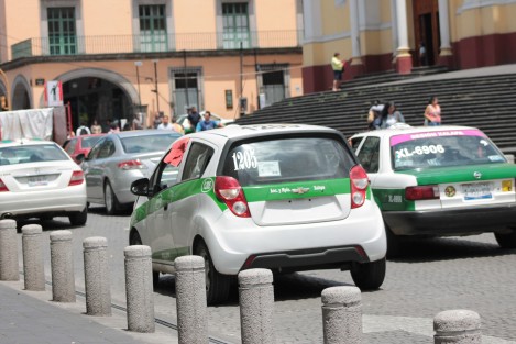 A 4 meses de que el General Cienfuegos hiciera notar al gobernador  Yunes Linares, que circulaban taxis sin placas, la misma situación se sigue dando, en 2 minutos frente al Palacio de Gobierno, se detectaron 7 vehículos en tal situación.  