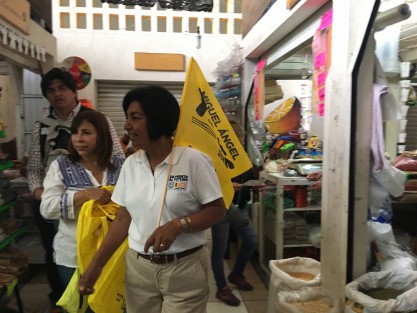 La candidata a la diputación federal de la coalición Por Veracruz al Frente, para el Distrito X, Yolanda Rendón Hernández, visitó a locatarios del mercado Alcalde y García para solicitarles su voto. Sin embargo se mostró desconfiada y un tanto agresiva con la representante de este medio al acusar acoso y  hostigamiento, porque se tomaron fotos de su recorrido. 