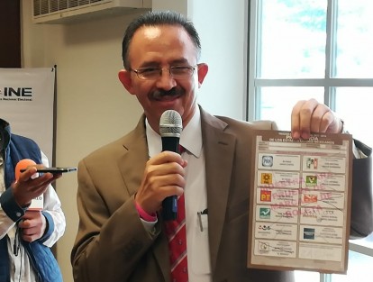 Josué Cervantes Martínez,  consejero presidente de la Junta local del INE, mostró a los medios de comunicación los materiales que se utilizarán en las próximas elecciones.