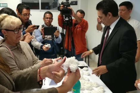 Josué Cervantes Martínez,  consejero presidente de la Junta local del INE, mostró a los medios de comunicación los materiales que se utilizarán en las próximas elecciones. Boletas, lápices así como el crayón fueron probados ante los medios para verificar que no se borran con ningún tipo de solvente o gomas.