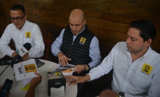 Alberto Meza Abud, delegado municipal del PRD, dijo que pedirá al Congreso del Estado que se audite al ayuntamiento de Xalapa ante la falta de obras. A decir de Meza, el deterioro de las calles de la capital es más evidente cada día y no se sabe del recurso que llegó a principio de año para estos fines.  