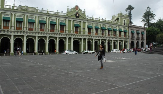 Mientras tanto la Plaza Lerdo luce su esplendor y ya no es la tomada Plaza Lerdo. Ya en la Lerdo son menos las manifestaciones y por lógica sin bloqueos de calle. 