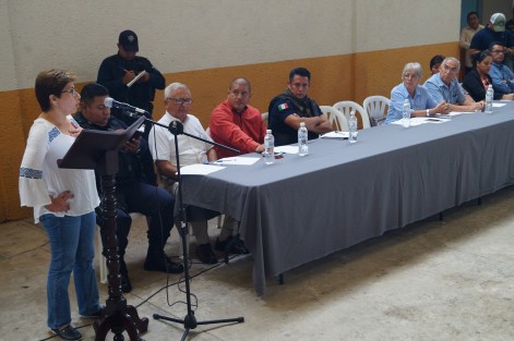 Autoridades municipales, representantes de la secretaría de seguridad pública estatal y policía municipal; así como vecinos de diferentes colonias y zona centro se dieron cita para la reunión pactada después de los lamentables hechos suscitados la semana pasada en Tlapacoyan, Ver..

