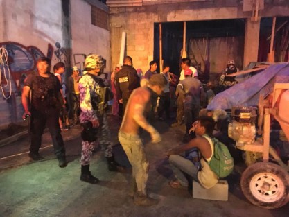 La noche de este miércoles 14 albañiles resultaron lesionados tras derrumbarse la cimbra de una obra en la que echaban el colado. Los hechos ocurrieron en la  construcción donde será supuestamente una farmacia localizada  en la avenida J.B. Lobos de la colonia Predio Uno, justo frente al motel Bonampak, en la ciudad de Veracruz. 