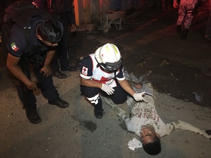 La noche de este miércoles 14 albañiles resultaron lesionados tras derrumbarse la cimbra de una obra en la que echaban el colado. Los hechos ocurrieron en la construcción donde será supuestamente una farmacia localizada en la avenida J.B. Lobos de la colonia Predio Uno, justo frente al motel Bonampak, en la ciudad de Veracruz. 
