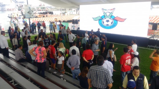 El alcalde de Veracruz, Fernando Yunes Márquez, mandó instalar un domo con una pantalla gigante y una cancha de fútbol para poder disfrutar de los partidos del Mundial Rusia 2018. Durante el entretiempo del partido inaugural, las empleadas de Yunes Márquez aprovecharon las instalaciones para jugar una cascarita.