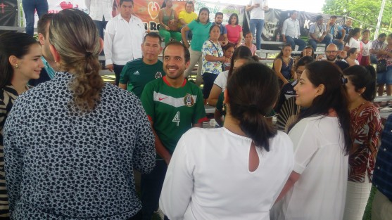El alcalde de Veracruz, Fernando Yunes Márquez, mandó instalar un domo con una pantalla gigante y una cancha de fútbol para poder disfrutar de los partidos del Mundial Rusia 2018. Durante el entretiempo del partido inaugural, las empleadas de Yunes Márquez aprovecharon las instalaciones para jugar una cascarita.
