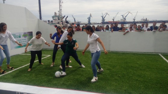 El alcalde de Veracruz, Fernando Yunes Márquez, mandó instalar un domo con una pantalla gigante y una cancha de fútbol para poder disfrutar de los partidos del Mundial Rusia 2018. Durante el entretiempo del partido inaugural, las empleadas de Yunes Márquez aprovecharon las instalaciones para jugar una cascarita.