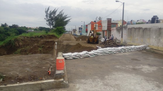 Aún no es rellenado en su totalidad el socavón que se registró ayer en el fraccionamiento Río Medio III en Veracruz, Ver.. El pronóstico meteorológico reporta lluvia para lo que resta de la semana lo que podría retrasar estos trabajos.