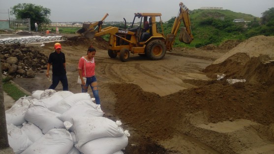 Aún no es rellenado en su totalidad el socavón que se registró ayer en el fraccionamiento Río Medio III en Veracruz, Ver.. El pronóstico meteorológico reporta lluvia para lo que resta de la semana lo que podría retrasar estos trabajos.