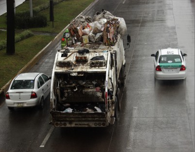 Así circulan los camiones de la basura con sobrecarga y en mal estado. No que tienen la esperanza de la solución a limpia pública, van 6 meses y nada de nada, pues creían que era fácil.  