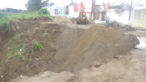 Aún no es rellenado en su totalidad el socavón que se registró ayer en el fraccionamiento Río Medio III en Veracruz, Ver.. El pronóstico meteorológico reporta lluvia para lo que resta de la semana lo que podría retrasar estos trabajos.