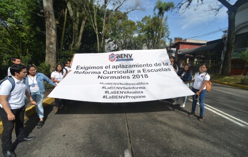 Alumnos de la Escuela Normal Veracruzana marcharon desde su centro de estudios hasta plaza Lerdo para exigir que el gobierno federal enplaze la reforma curricular a escuelas normales 2018.