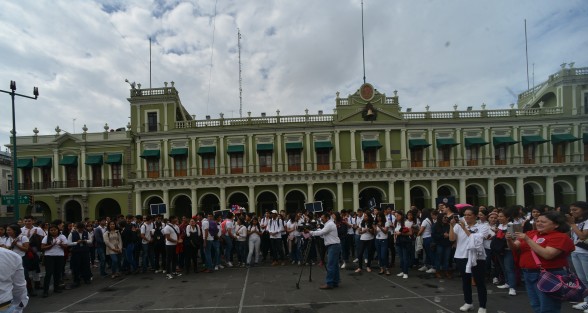 Alumnos de la Escuela Normal Veracruzana marcharon desde su centro de estudios hasta plaza Lerdo para exigir que el gobierno federal enplaze la reforma curricular a escuelas normales 2018.