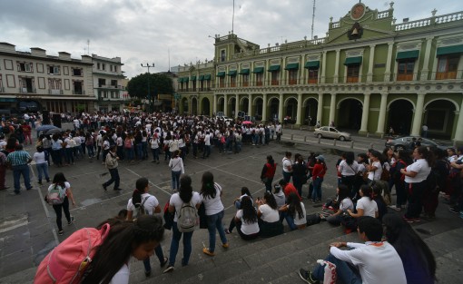 Alumnos de la Escuela Normal Veracruzana marcharon desde su centro de estudios hasta plaza Lerdo para exigir que el gobierno federal enplaze la reforma curricular a escuelas normales 2018.